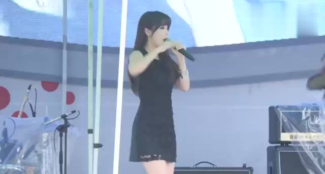 洪真英演出，露白皙长腿，视觉上犹如青春靓丽的美少女